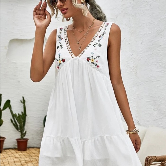 SHEIN Dresses & Skirts - SHEIN Lace Trim Floral Embroidered Flowy Smock Dress - Size L